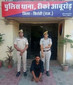 सिरोही। पुलिस द्वारा दवाइयों के कार्टनों एवं कपड़े की गांठों की आड़ में की जा रही थी शराब तस्कर