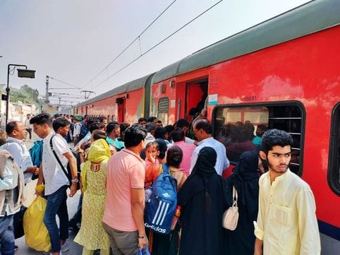 35 buses were sent on the Delhi route, trains were also crowded.