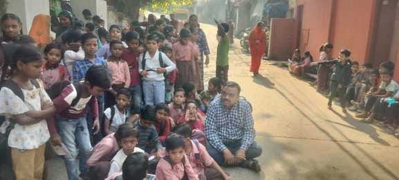 In-charge teacher sat on dharna with children against the irregularities in the school.