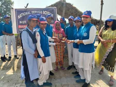 Volunteers donated lamps to the needy