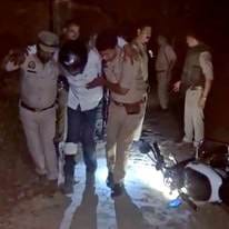 A criminal carrying a reward of 25,000 rupees, accused of robbing a woman, was injured in an encounter