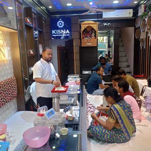 Market buzzing on Dhanteras, business worth more than Rs 20 crore