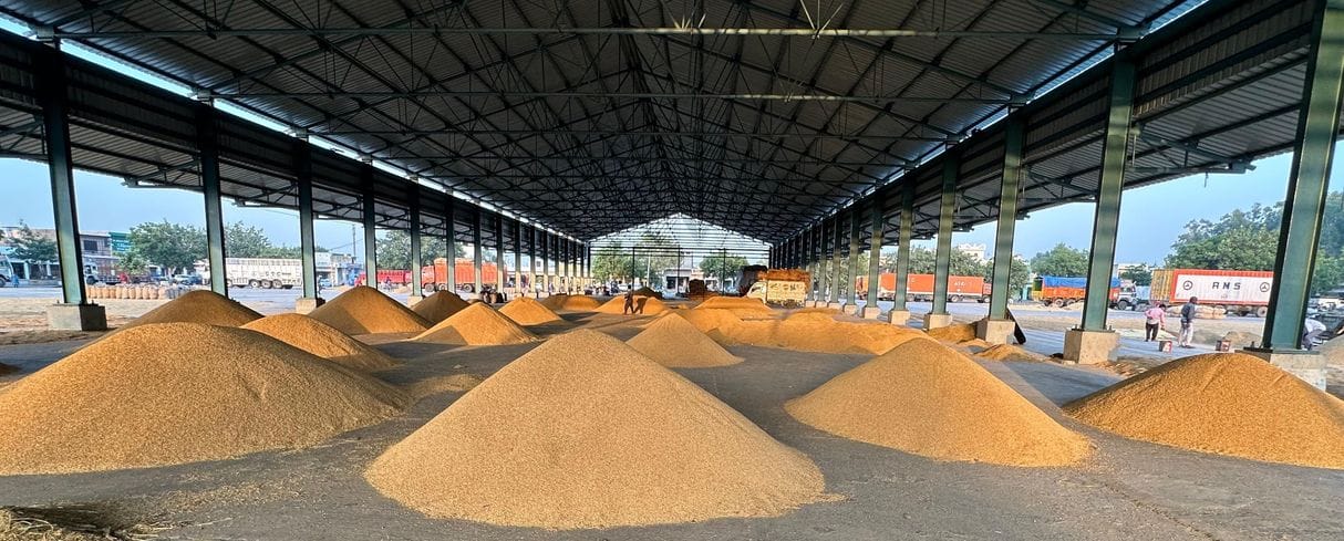11 lakh quintals of paddy sold, farmers upset due to lack of lifting