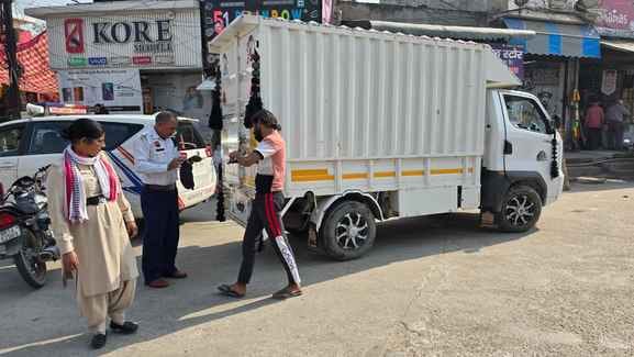 Despite parking, vehicles were seen on the roads, 70 vehicles were challaned.