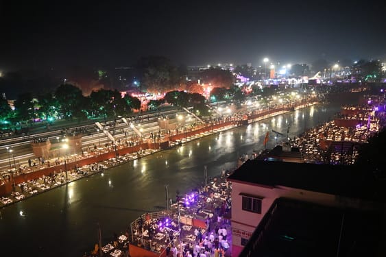 Ram Darbar decorated on the banks of Saryu, lamps of Ramrajya lit