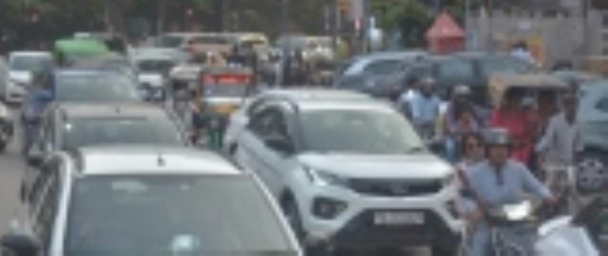 Police arrangements fail, traffic jams from highways to markets on Dhanteras