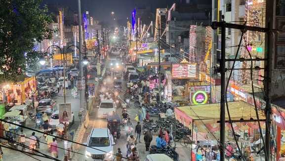 Yama's lamps were lit, the city and village were illuminated with light.