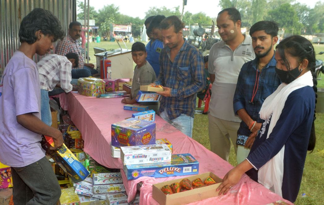 Fancy 250 shots will spread light in the sky with a blast, Crackleen Mehtab is becoming a favorite among children.