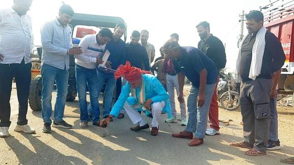 The construction work of the dilapidated bypass road was started afresh.