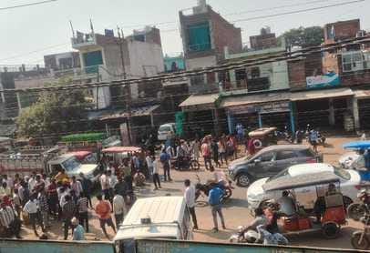 Farmers angry over non-distribution of fertilizer blocked the highway