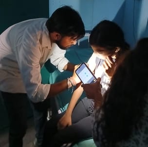 Darkness in the hospital...doctors saw patients in the light of torch and mobile phone
