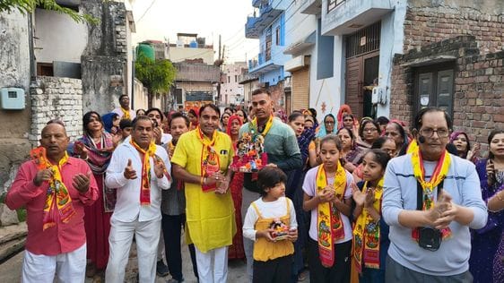 Morning procession was taken out in Mohalla Bawdipur
