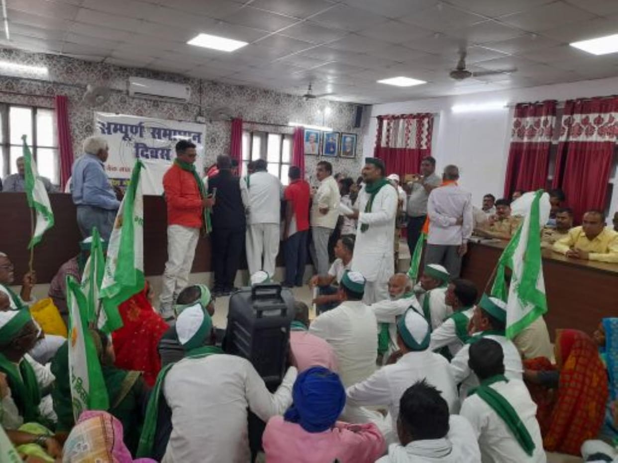 Farmers' anger erupted over the shortage of fertilizer and water, officials came out.