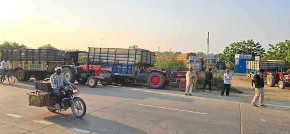 Farmers seize over 150 vehicles carrying paddy from UP