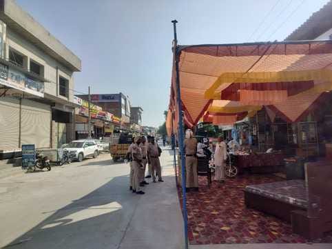 A tent was set up in the middle of the road to sell goods, but the traffic police removed it