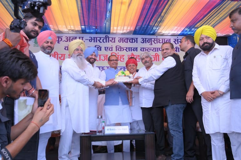 A farmer from Damla village presented a maize cake to the Union Agriculture Minister.