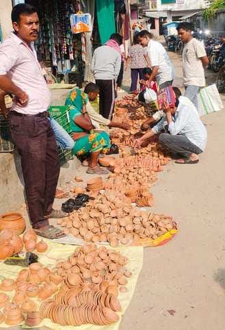 Potters' lamps brightened the markets