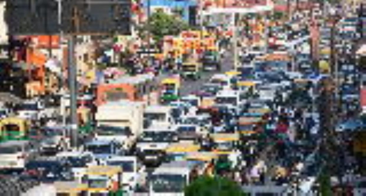 Gorakhpur News: Autos and e-rickshaws are running rampant on the roads, causing traffic jams everywhere.