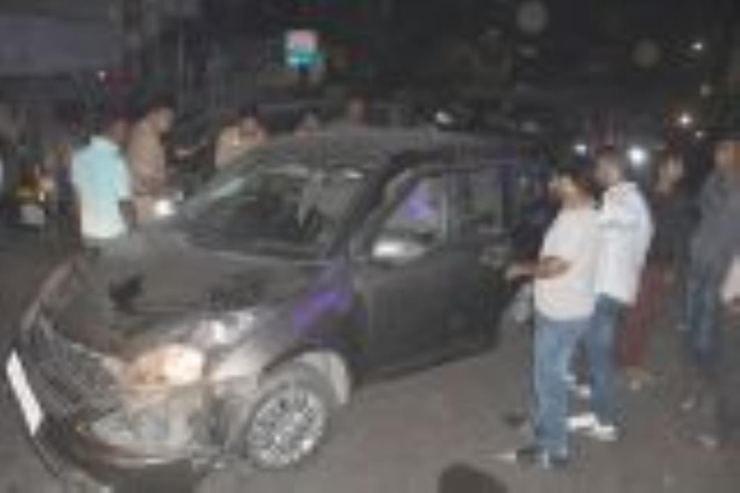 People caught the car riders who were running away after hitting someone