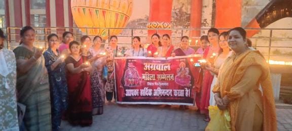 Agarwal Mahila Sammelan celebrated Diwali by lighting 1100 lamps.