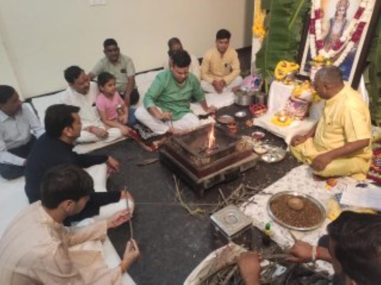 performed havan after worshipping Lord Dhanvantari