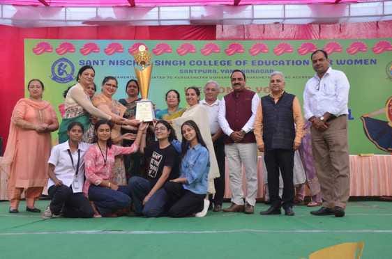 DAV Girls College won the runner up trophy