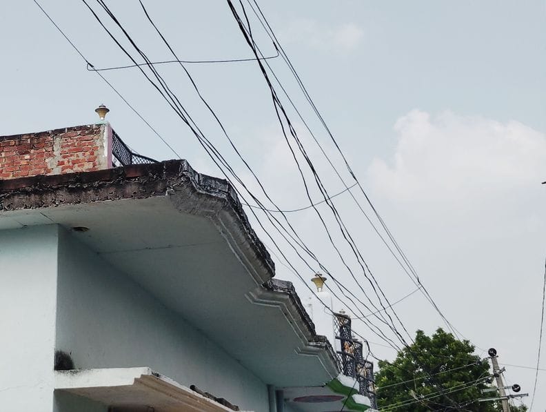 Siddharthnagar News: High tension line passing over the house, danger of accident