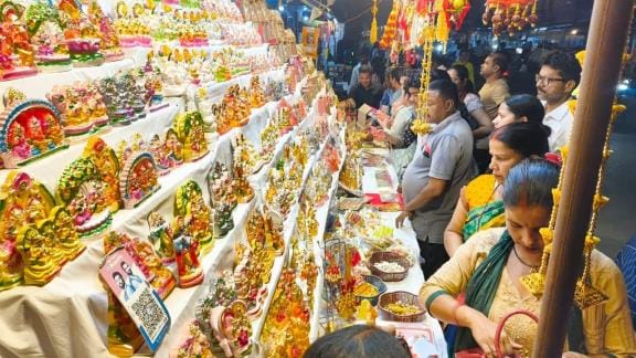 Dhanteras market remained busy till late evening, business crossed Rs 100 crore.
