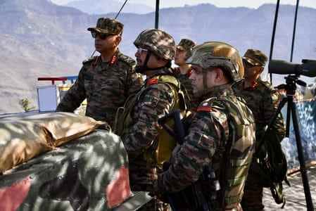 सेना के जीओसी ने किया अग्रिम चौकीयों का दौराफोटो