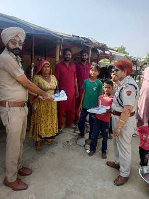 Police celebrated the festival with the needy