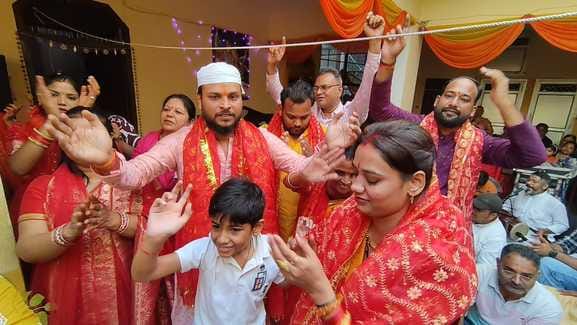 Devotees danced to the hymns and were welcomed with a shower of flowers.