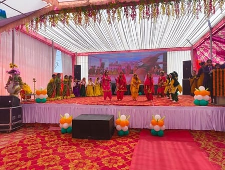 Children danced to the song Jeena Yahan Marna