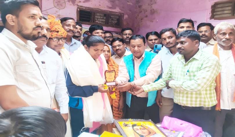 Dhangar Mahasabha honored mountaineer Poonam Baghel