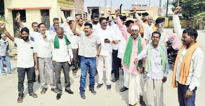 Tokens were banned in Puwaiyan Mandi, farmers created ruckus and also staged a protest.