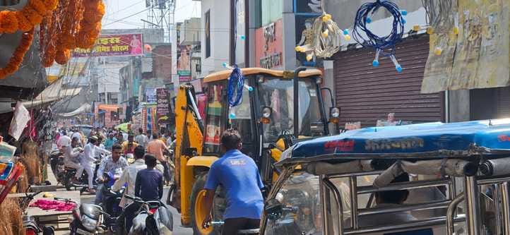 Crowds thronged markets on Dhanteras, causing traffic jams
