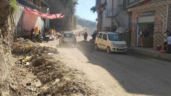 The problems of shopkeepers increased due to the slow pace of construction work of NH.