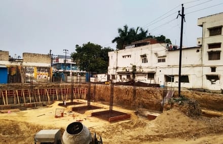 The construction of a multi-storey parking lot and planetarium has been hampered due to the non-removal of high-tension lines.