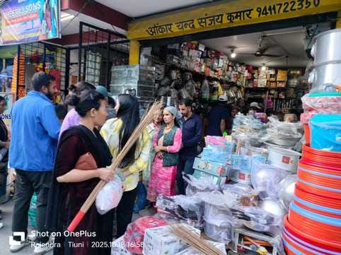 People from the border areas came for shopping