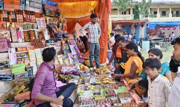 Siddharthnagar News: Be careful while bursting crackers...a small mistake can cause huge loss