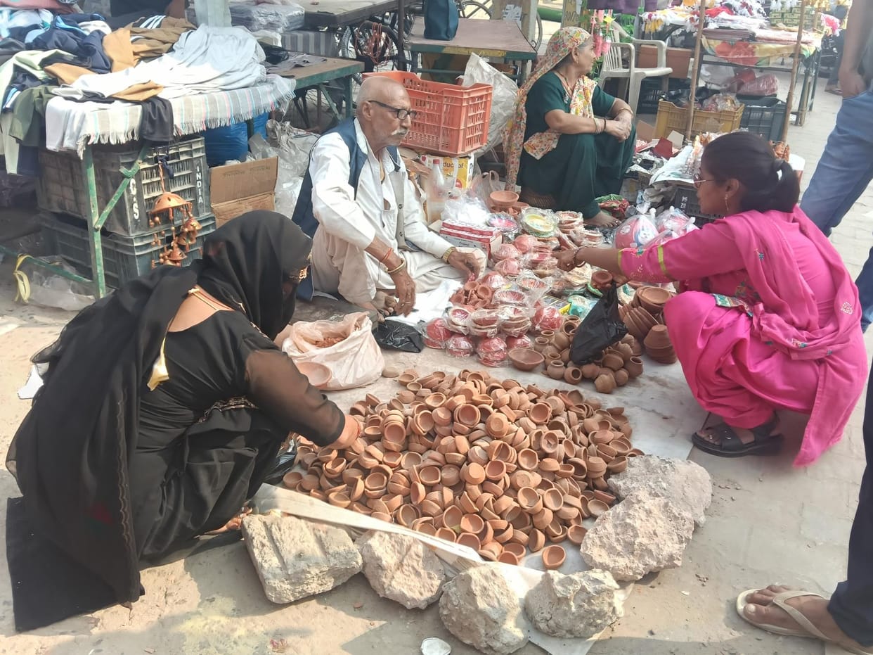crowed in market
