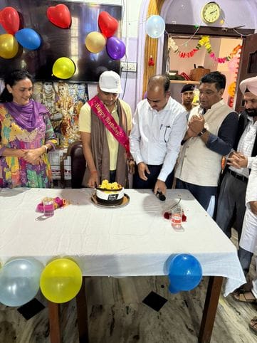 Deputy Commissioner celebrated his birthday at the old age home.