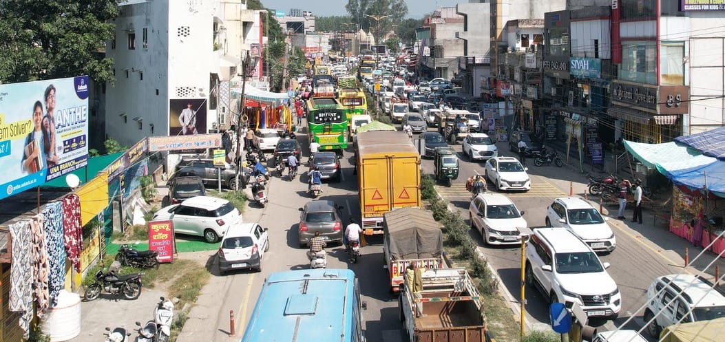 Crowds stagnate, traffic snarls in Una