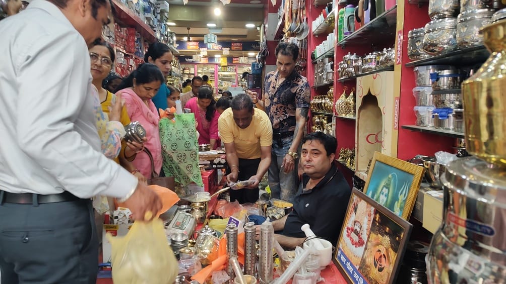 Business flourishes on Dhanteras, turnover exceeds Rs 100 crore