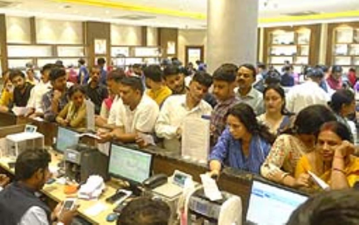 Gorakhpur News: Dhanteras: People thronged the market, there was a lot of shopping.