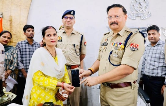 On Dhanteras, police handed over 61 lost mobile phones, bringing back happiness.