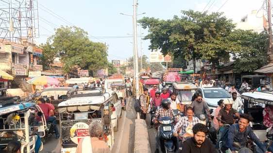 The crowd kept increasing...all-round traffic jam in the city after noon, vehicles remained stranded.