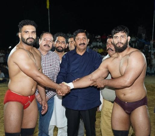 Deputy Chief Minister Mukesh Agnihotri gave one lakh rupees to the Chhatran Dangal Committee.