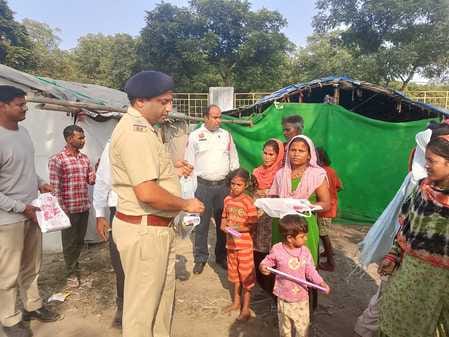 Police personnel shared the joy of Diwali with the public by distributing sweets.