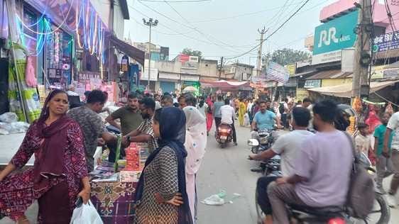 Pollution-causing firecrackers being sold openly on Diwali