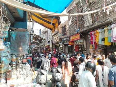 Crowds of buyers gathered in the market, people got stuck in traffic jam